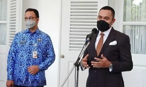 Gubernur DKI Jakarta Anies Baswedan (kiri) dan Ketua Pelaksana Formula E Ahmad Sahroni saat konferensi pers terkait persiapan Formula E di Balai Kota DKI , Senin, 29 November 2021. (Foto: Berita Satu/Yustinus Paat)