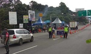 Petugas gabungan melakukan pemeriksaan di Pos Prokes Simpang Gadog, Sabtu pagi, 25 Desember 2021. (Foto: Beritasatu.com/Vento Saudale)
